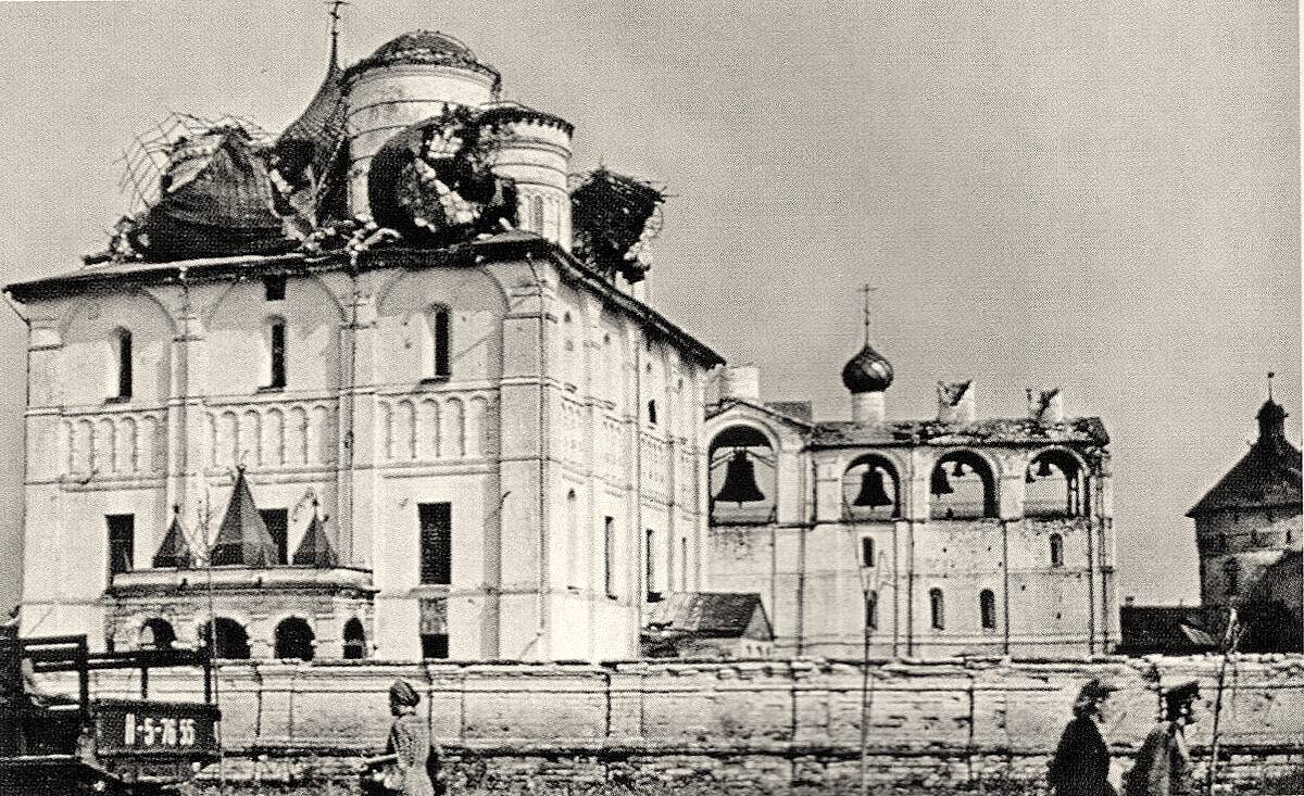 Митрополичий двор. Кафедральный собор Успения Пресвятой Богородицы, Ростов Великий (Ростовский район, Ярославская область). архивная фотография, Фото выполнена сразу, после прошедшего над городом урагана в 1953 году. 