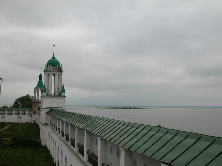 Спасо-Яковлевский Димитриевский монастырь, Ростов Великий (Ростовский район, Ярославская область). дополнительная информация, Вид с угловой башни на озеро Неро