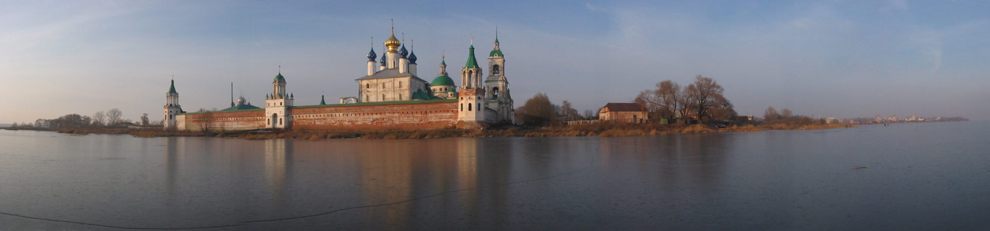 Ростов. Спасо-Яковлевский Димитриевский монастырь. общий вид в ландшафте, Панорама монастыря – вид со льда озера Неро