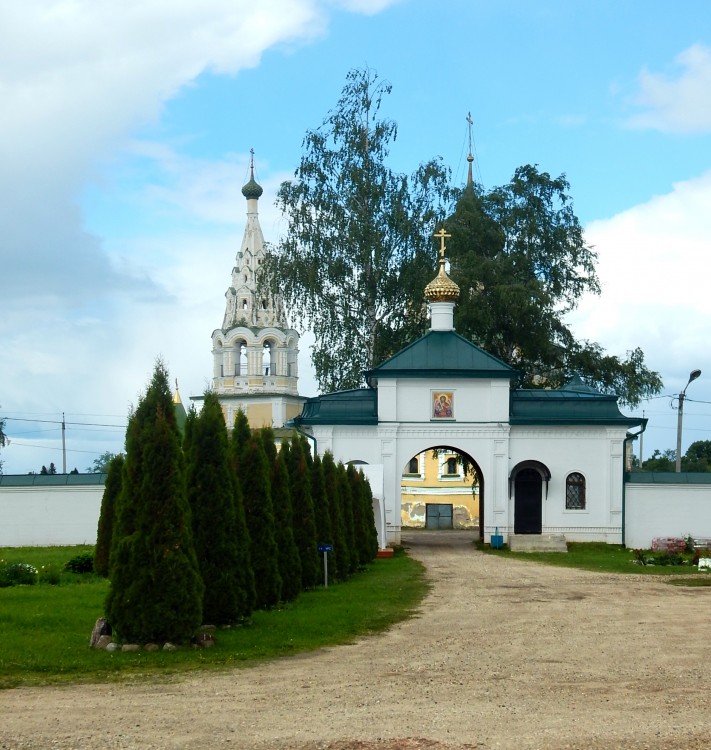 Углич. Воскресенский монастырь. фасады