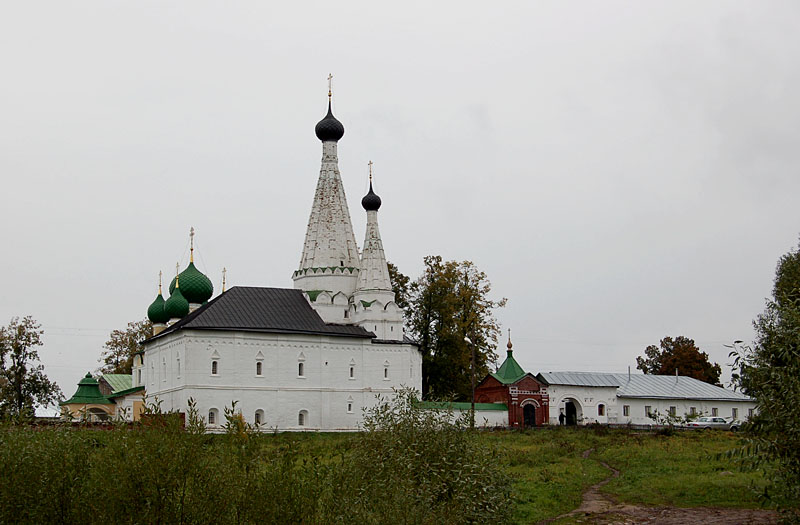 Углич. Алексеевский женский монастырь. общий вид в ландшафте
