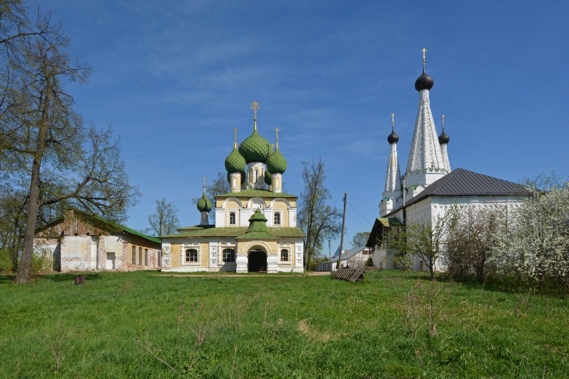Углич. Алексеевский женский монастырь. общий вид в ландшафте, Вид с запада на комплекс монастырских храмов