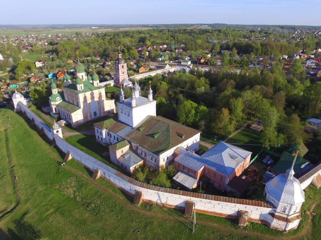 Переславль-Залесский. Горицкий Успенский монастырь. фасады, Северная стена монастырской ограды и храмы, фото с квадрокоптера