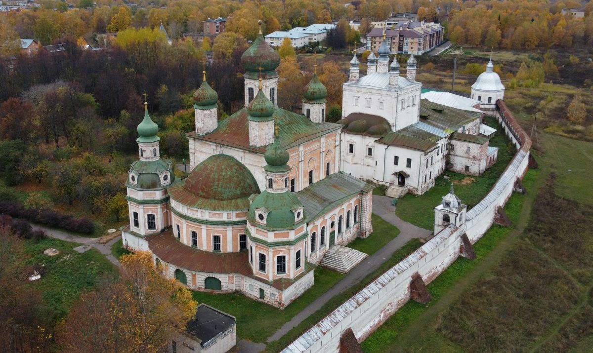 Переславль-Залесский. Горицкий Успенский монастырь. общий вид в ландшафте