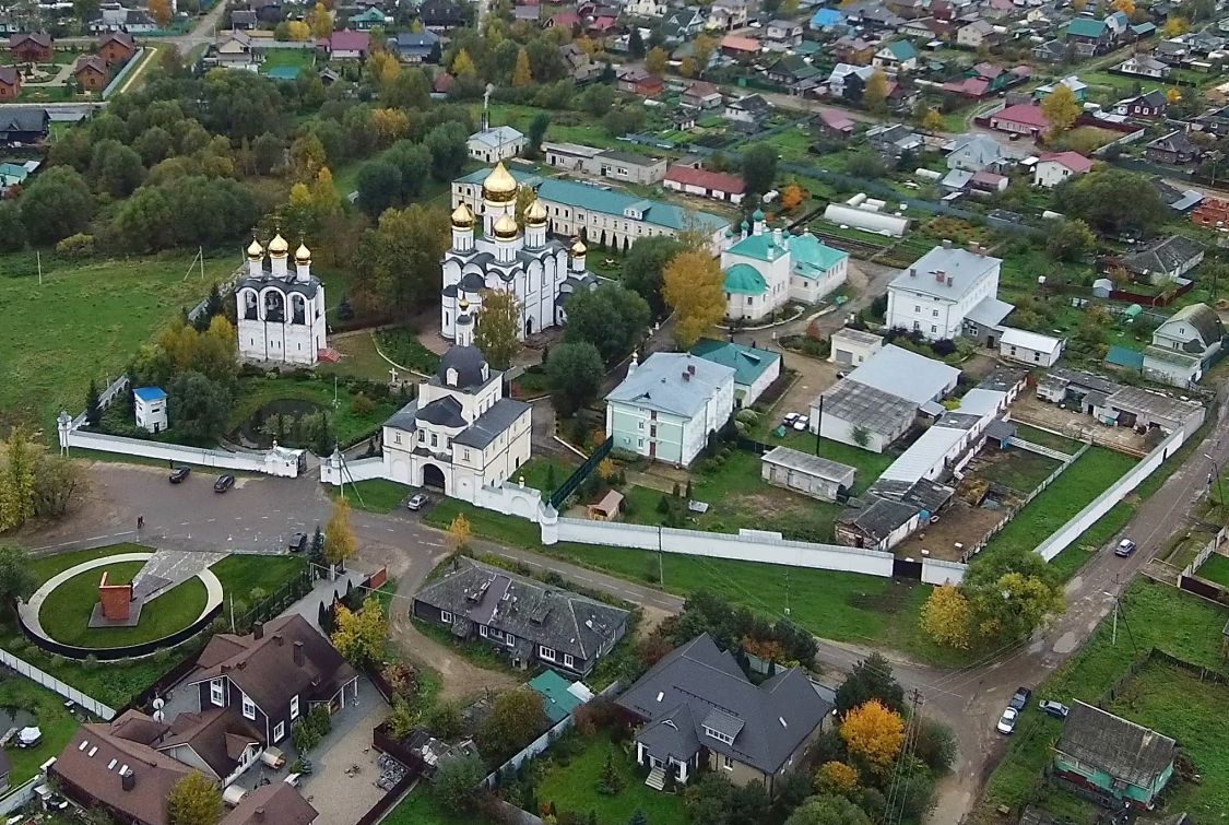 Переславль-Залесский. Никольский женский монастырь. общий вид в ландшафте