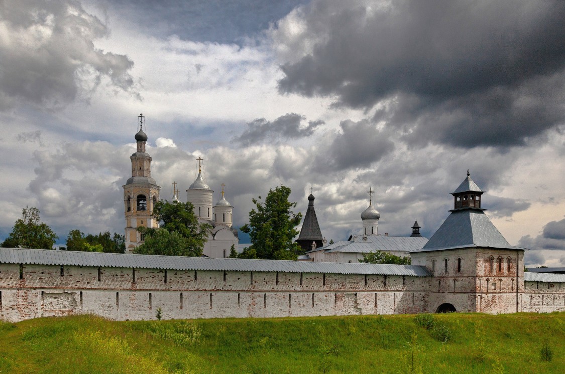 Прилуки. Спасо-Прилуцкий мужской монастырь. фасады