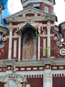 Церковь Казанской иконы Божией Матери, киот в верхней части западного фасада, Устюжна, Устюженский район, Вологодская область