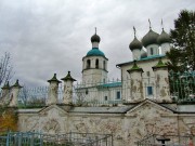 Церковь Илии Пророка, южная стена ограды на фоне Ильинской церкви<br>, Ильинский Погост, Сокольский район, Вологодская область