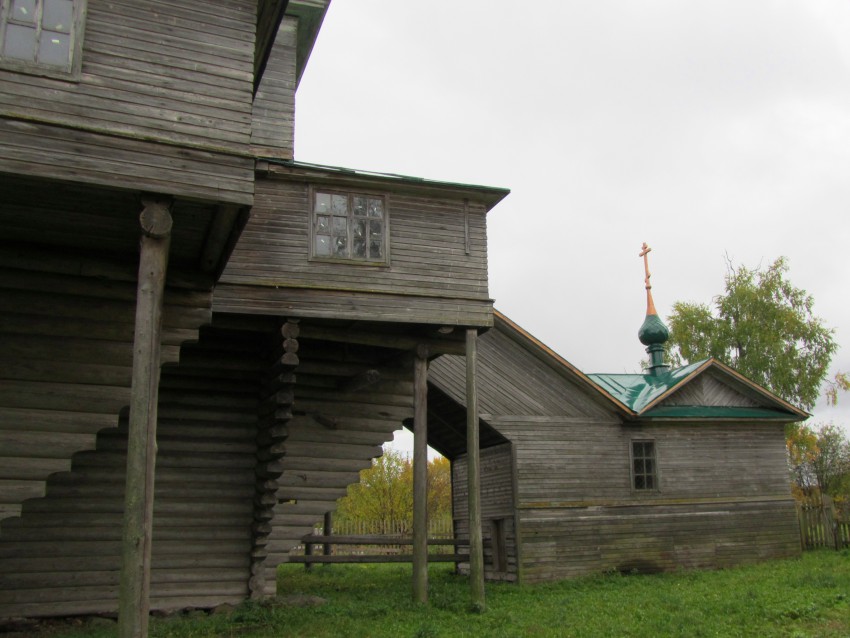 Нелазское. Церковь Успения Пресвятой Богородицы. архитектурные детали, крыльцо и северная галерея