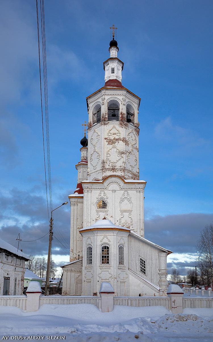 Вид строго с запада: видна асимметричная постановка колокольни, фасады. Церковь Входа Господня в Иерусалим, Тотьма (Тотемский район, Вологодская область)