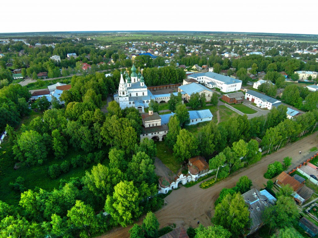 Великий Устюг. Михаило-Архангельский монастырь. общий вид в ландшафте