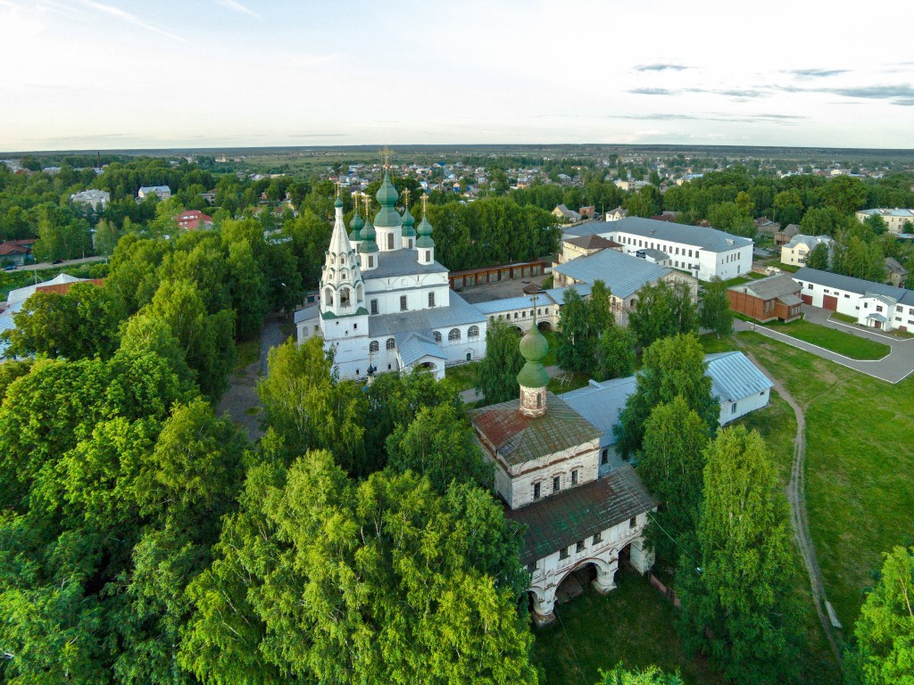 Великий Устюг. Михаило-Архангельский монастырь. общий вид в ландшафте