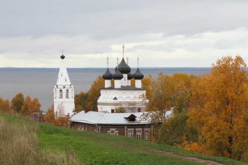 Белозерск. Церковь Спаса Всемилостивого. общий вид в ландшафте, вид с восточного вала