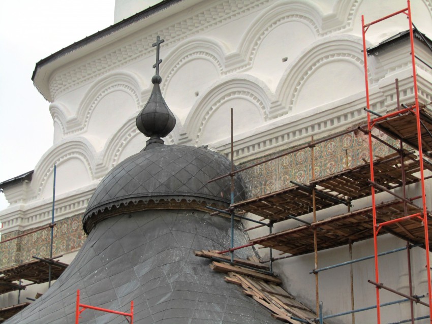 Церковь Спаса Всемилостивого, Белозерск (Белозерский район, Вологодская область). архитектурные детали, алтарная главка и декор восточного фасада