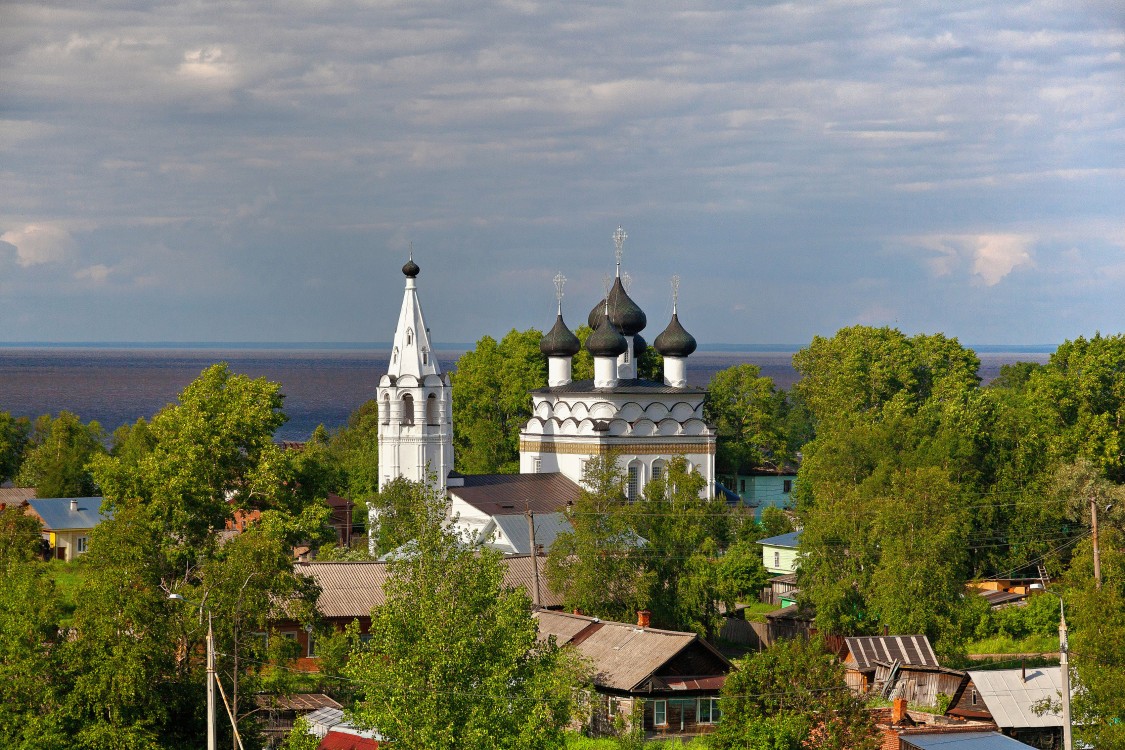 Белозерск. Церковь Спаса Всемилостивого. общий вид в ландшафте