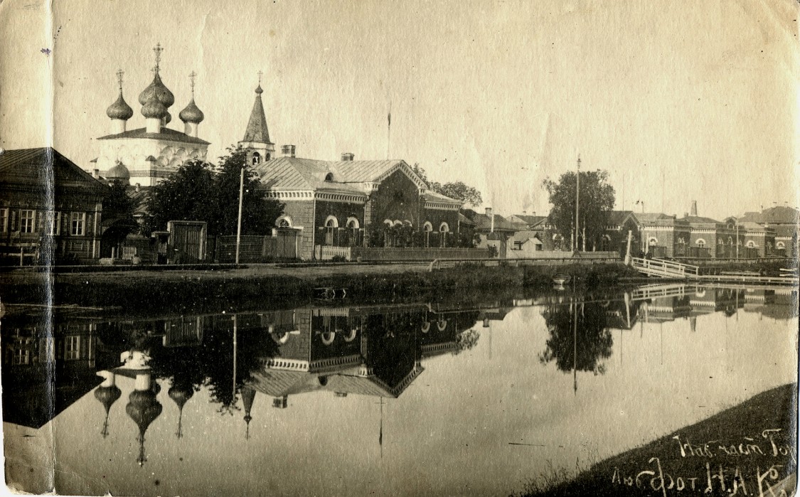 Церковь Спаса Всемилостивого, Белозерск (Белозерский район, Вологодская область). архивная фотография, 1910—1930 год с сайта https://pastvu.com/p/282855