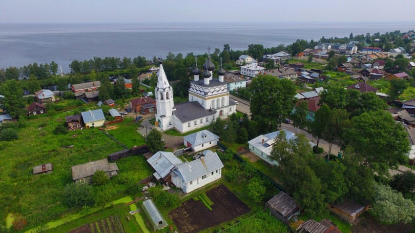 Белозерск. Церковь Спаса Всемилостивого. общий вид в ландшафте