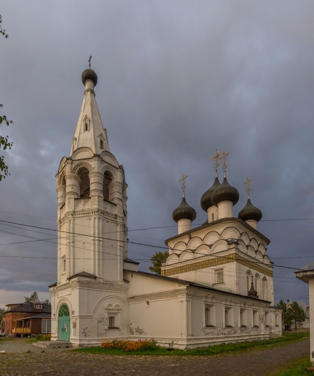 Белозерск. Церковь Спаса Всемилостивого. фасады, Вид с юго-запада