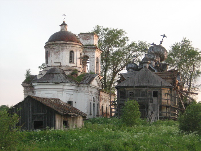 Храмовый комплекс Палтогского погоста, Палтога (Вытегорский район, Вологодская область). дополнительная информация, Слева - Знаменская, справа - Богоявленская церкви