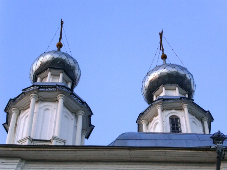 Церковь Михаила Архангела, Архангельское (Сокольский район, Вологодская область). архитектурные детали, Вид с севера. Северо-восточная (слева) и центральная главы пятиглавия