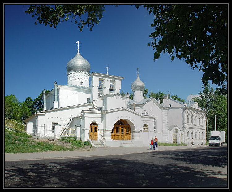 Псков. Церковь Варлаама Хутынского на Званице. общий вид в ландшафте