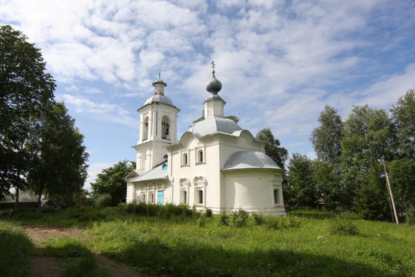 Белозерск. Церковь Богоявления Господня. общий вид в ландшафте