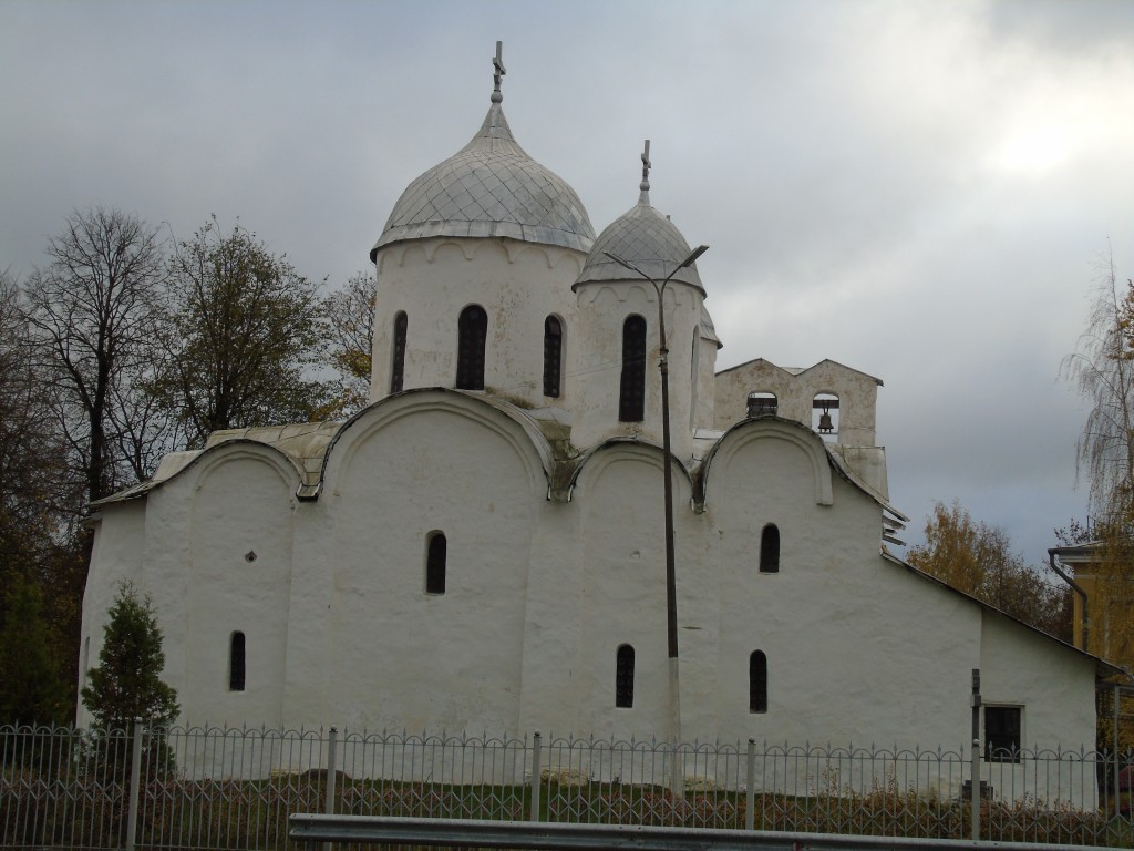 Псков. Иоанно-Предтеченский монастырь с Завеличья (подворье Крыпецкого монастыря). Собор Рождества Иоанна Предтечи. фасады