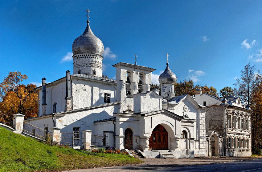 Псков. Церковь Варлаама Хутынского на Званице. общий вид в ландшафте
