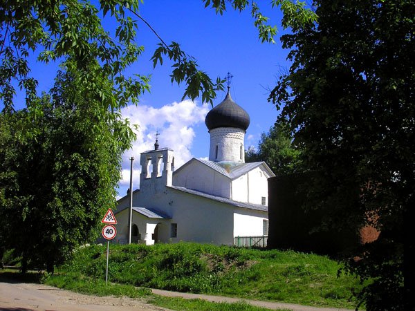 Псков. Церковь Иоакима и Анны на Полонище. общий вид в ландшафте, Церковь Иоакима и Анны постройки первой половины XVI века. Вид с ул. Калинина, бывш. Успенской