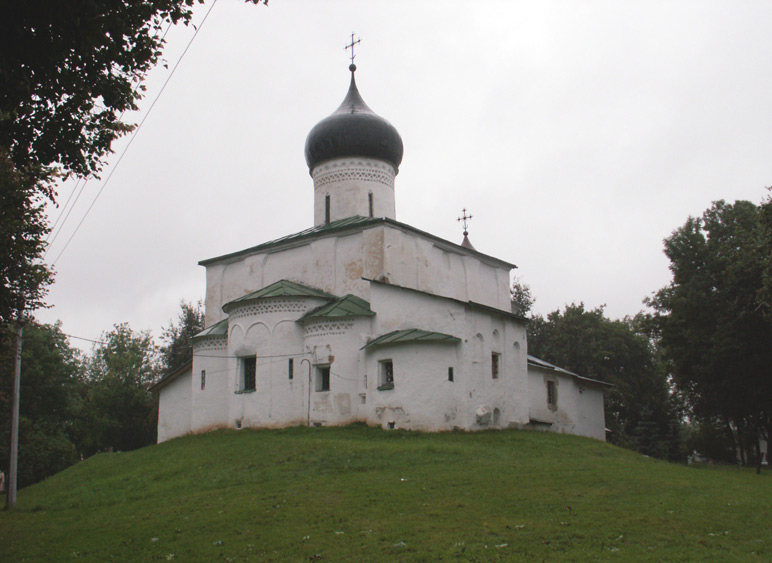 Псков. Церковь Василия Великого на Горке. общий вид в ландшафте