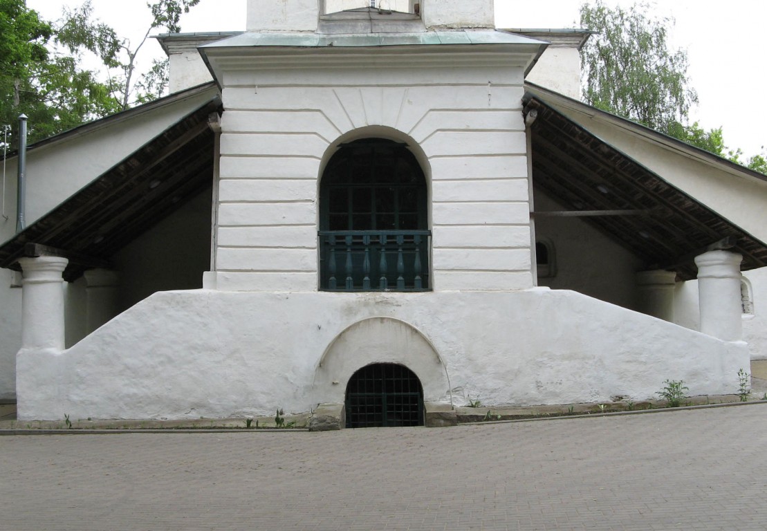 Церковь Василия Великого на Горке, Псков (Псков, город, Псковская область). архитектурные детали, Западный фасад с боковыми лестницами, ведущими в притвор церкви