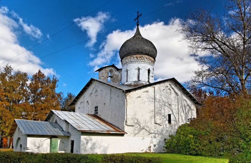 Псков. Церковь Николая Чудотворца со Усохи. общий вид в ландшафте