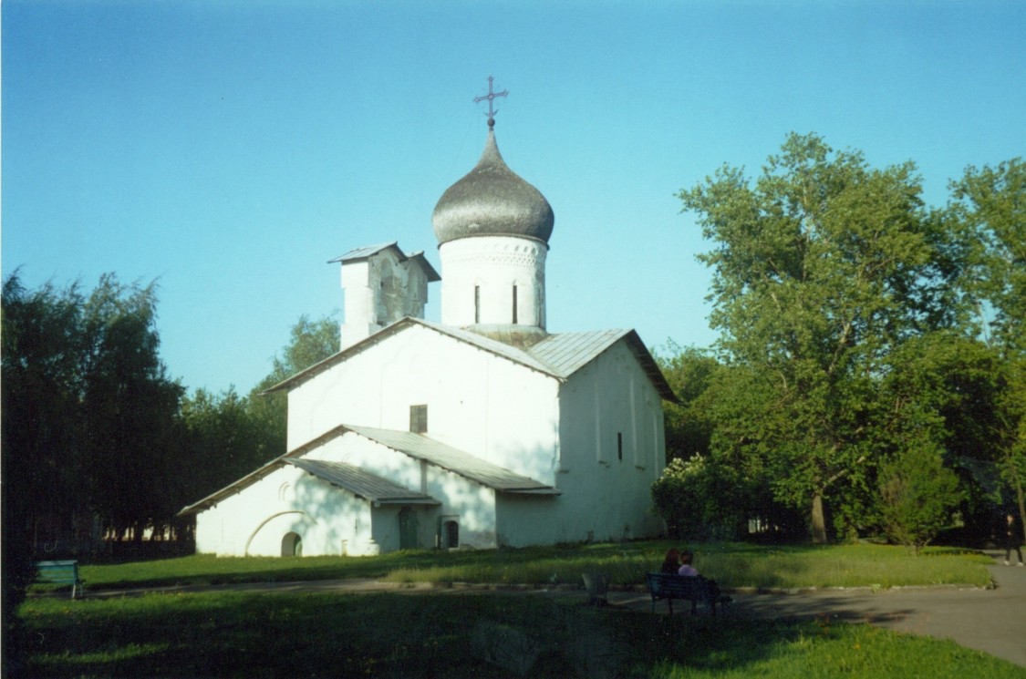 Псков. Церковь Николая Чудотворца со Усохи. общий вид в ландшафте