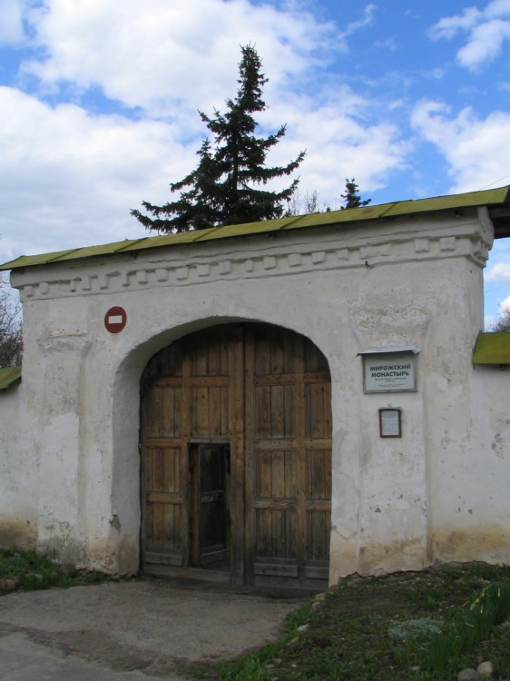 Спасо-Преображенский Мирожский монастырь, Псков (Псков, город, Псковская область). архитектурные детали, Ворота