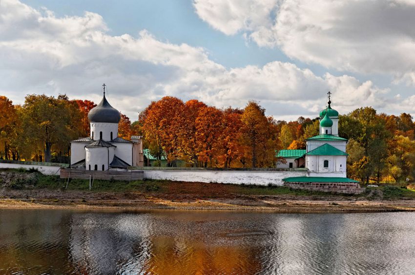 Псков. Спасо-Преображенский Мирожский монастырь. общий вид в ландшафте