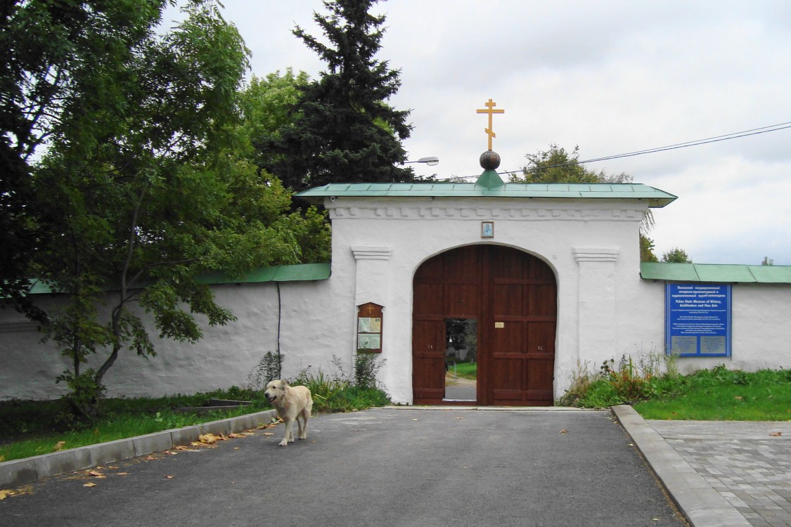 Псков. Спасо-Преображенский Мирожский монастырь. фасады, святые врата