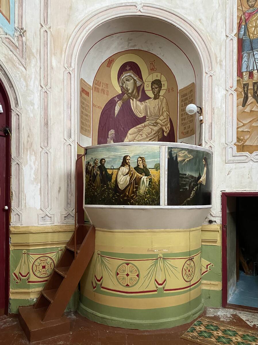 Церковь Михаила Архангела, Вышегород (Дедовичский район, Псковская область). интерьер и убранство, Кафедра в главном объёме