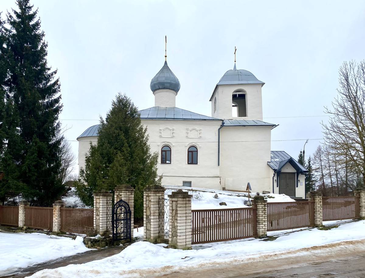 Вид с северо-востока, фасады. Церковь Преображения Господня, Порхов (Порховский район, Псковская область)