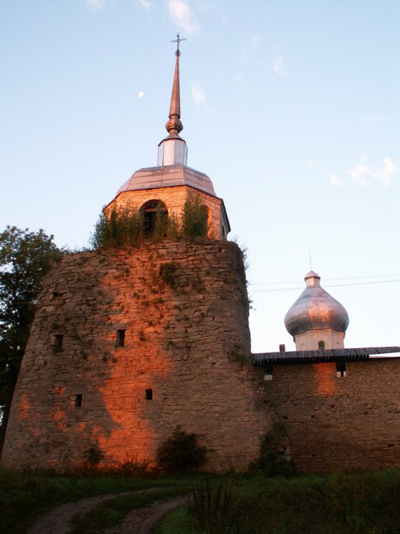 Порхов. Церковь Николая Чудотворца. фасады, колокольня распложена прямо на башне крепости