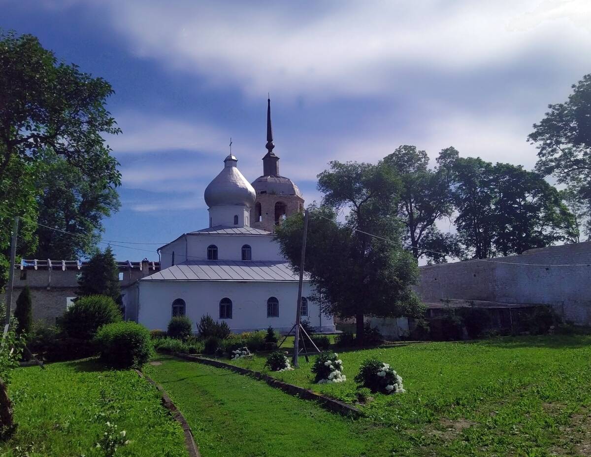 Церковь Николая Чудотворца, Порхов (Порховский район, Псковская область). общий вид в ландшафте, Лето 2024 г.