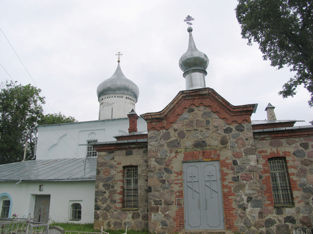 Церковь Николая Чудотворца, Виделебье (Псковский район, Псковская область). архитектурные детали, Южный Казанский тёплый придел кирпично-каменной кладки 1902–1903.