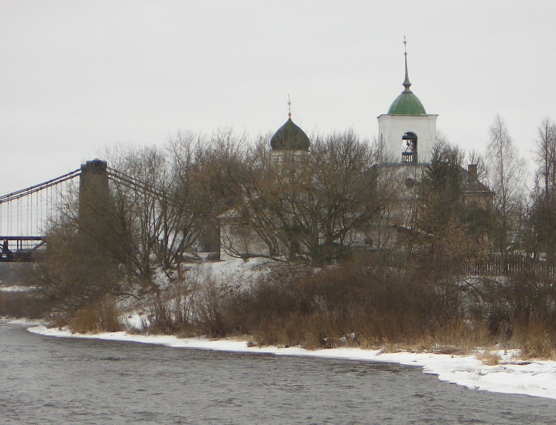 Остров. Церковь Николая Чудотворца. общий вид в ландшафте, Никольская церковь и висячие мосты
