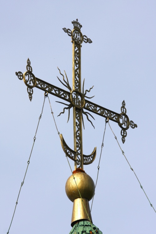 Церковь Николая Чудотворца, Остров (Островский район, Псковская область). архитектурные детали, В центре креста-сцена Распятия.