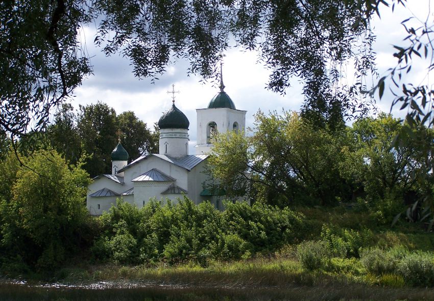 Остров. Церковь Николая Чудотворца. общий вид в ландшафте, Снято в августе 2009 года