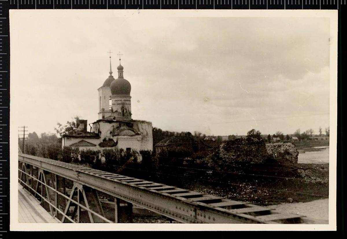 Редкий ракурс с юго-востока. Фото 1941 г. с аукциона e-bay.de, архивная фотография. Церковь Николая Чудотворца, Остров (Островский район, Псковская область)