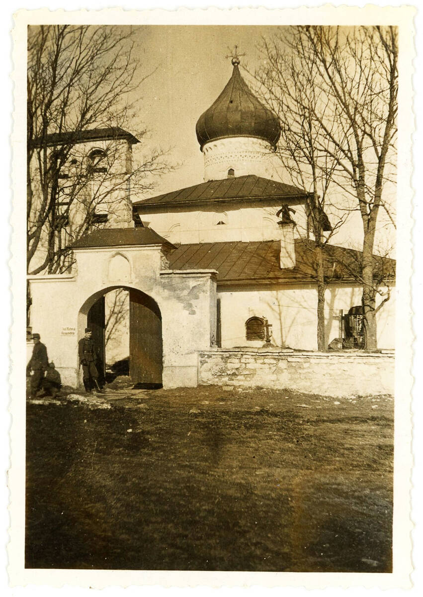 Церковь Илии Пророка, Выбуты (Псковский район, Псковская область). архивная фотография, Ворота церковной ограды. Фото с аукциона e-bay.de     