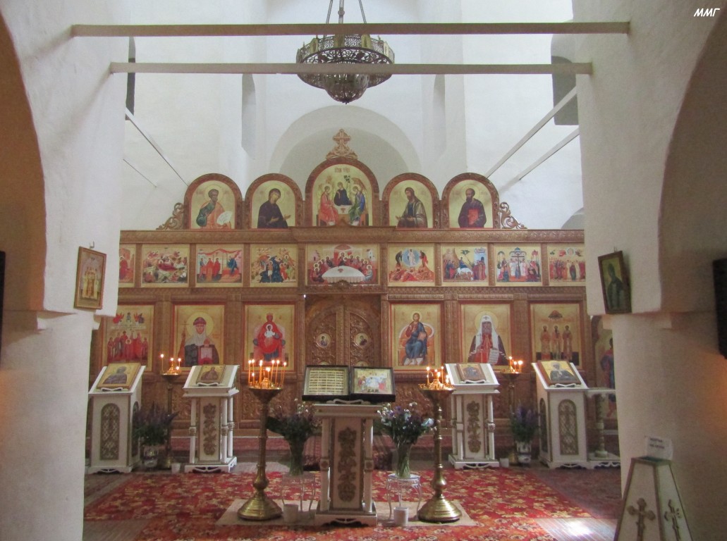Собор Державной иконы Божией Матери, Гдов (Гдовский район, Псковская область). интерьер и убранство, Внутри храма. Иконостас.