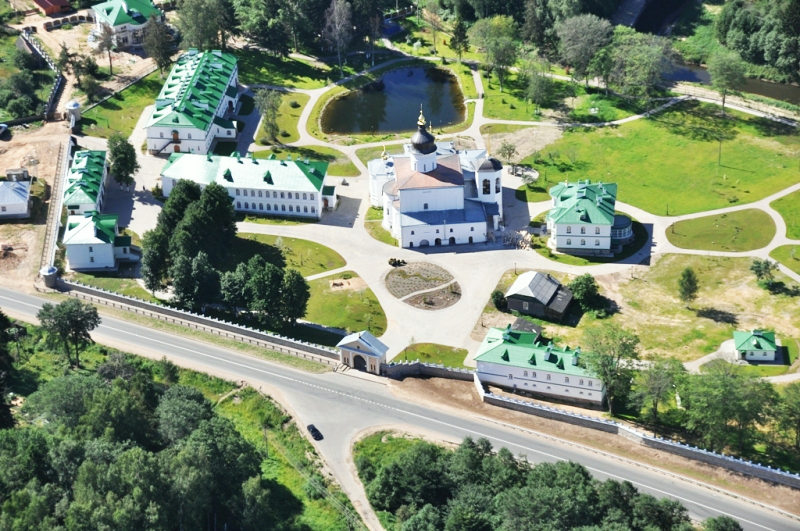 Спасо-Елеазаровский женский монастырь, Елизарово (Псковский район, Псковская область). общий вид в ландшафте, Елеазаровский монастырь с высоты птичьего полета.