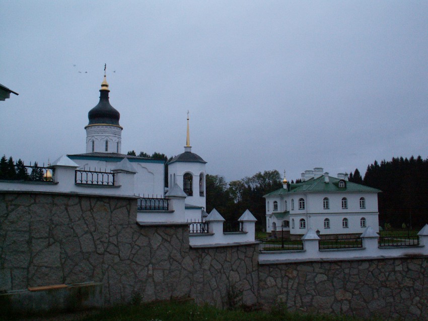 Спасо-Елеазаровский женский монастырь, Елизарово (Псковский район, Псковская область). дополнительная информация, собор Трех Святителей Великих и Церковь Небесных Сил Бесплотных в настоятельском корпусе