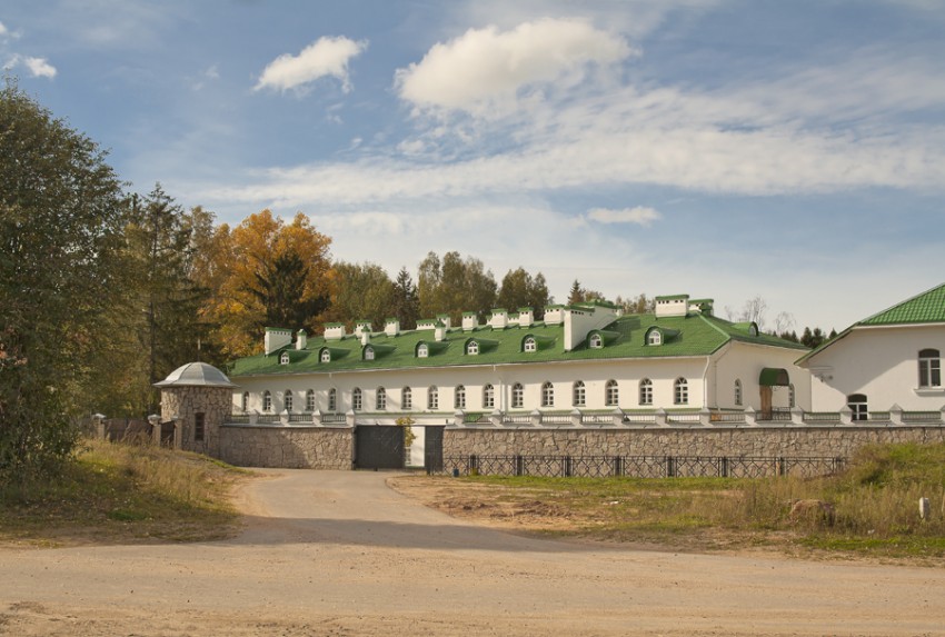 Елизарово. Спасо-Елеазаровский женский монастырь. фасады, Административный корпус монастыря